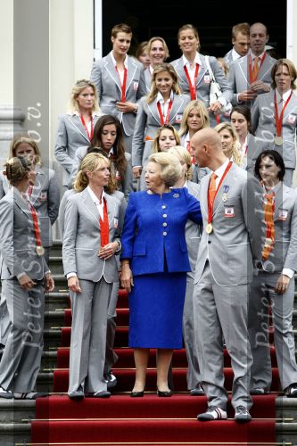 Den Haag 27 augustus 2008
De Olympische medaille winnaars van Peking op het bordes bij Koningin Beatrix. Aanwezig oa Anky v Grunsven Maarten v d Weijden Inge Dekker Marianne Vos Naomi v As Fatima de Moreiro Melo, anky v Grunsven Deborah Gravenstijn...
Peter Smulders bv
