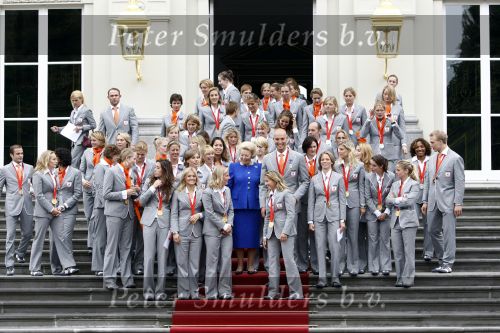 Den Haag 27 augustus 2008
De Olympische medaille winnaars van Peking op het bordes bij Koningin Beatrix. Aanwezig oa Anky v Grunsven Maarten v d Weijden Inge Dekker Marianne Vos Naomi v As Fatima de Moreiro Melo, anky v Grunsven Deborah Gravenstijn...
Peter Smulders bv