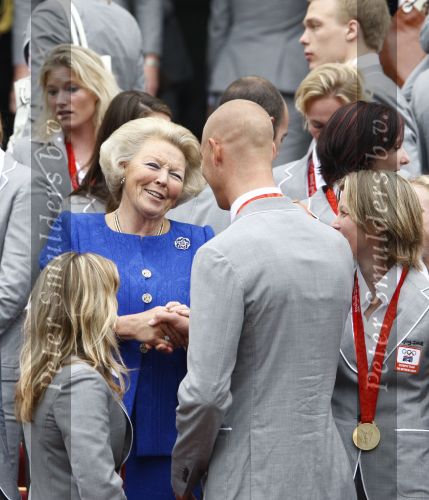 Den Haag 27 augustus 2008
De Olympische medaille winnaars van Peking op het bordes bij Koningin Beatrix. Aanwezig oa Anky v Grunsven Maarten v d Weijden Inge Dekker Marianne Vos Naomi v As Fatima de Moreiro Melo, anky v Grunsven Deborah Gravenstijn...
Peter Smulders bv