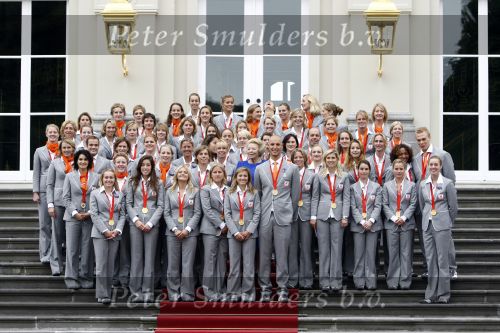 Den Haag 27 augustus 2008
De Olympische medaille winnaars van Peking op het bordes bij Koningin Beatrix. Aanwezig oa Anky v Grunsven Maarten v d Weijden Inge Dekker Marianne Vos Naomi v As Fatima de Moreiro Melo, anky v Grunsven Deborah Gravenstijn...
Peter Smulders bv