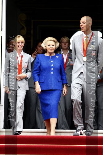 Den Haag 27 augustus 2008
De Olympische medaille winnaars van Peking op het bordes bij Koningin Beatrix. Aanwezig oa Anky v Grunsven Maarten v d Weijden Inge Dekker Marianne Vos Naomi v As Fatima de Moreiro Melo, anky v Grunsven Deborah Gravenstijn...
Peter Smulders bv