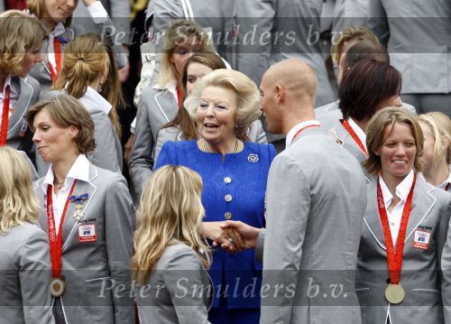 Den Haag 27 augustus 2008
De Olympische medaille winnaars van Peking op het bordes bij Koningin Beatrix. Aanwezig oa Anky v Grunsven Maarten v d Weijden Inge Dekker Marianne Vos Naomi v As Fatima de Moreiro Melo, anky v Grunsven Deborah Gravenstijn...
Peter Smulders bv