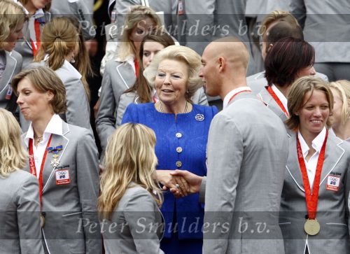 Den Haag 27 augustus 2008
De Olympische medaille winnaars van Peking op het bordes bij Koningin Beatrix. Aanwezig oa Anky v Grunsven Maarten v d Weijden Inge Dekker Marianne Vos Naomi v As Fatima de Moreiro Melo, anky v Grunsven Deborah Gravenstijn...
Peter Smulders bv