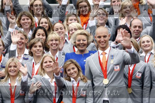 Den Haag 27 augustus 2008
De Olympische medaille winnaars van Peking op het bordes bij Koningin Beatrix. Aanwezig oa Anky v Grunsven Maarten v d Weijden Inge Dekker Marianne Vos Naomi v As Fatima de Moreiro Melo, anky v Grunsven Deborah Gravenstijn...
Peter Smulders bv