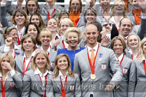 Den Haag 27 augustus 2008
De Olympische medaille winnaars van Peking op het bordes bij Koningin Beatrix. Aanwezig oa Anky v Grunsven Maarten v d Weijden Inge Dekker Marianne Vos Naomi v As Fatima de Moreiro Melo, anky v Grunsven Deborah Gravenstijn...
Peter Smulders bv