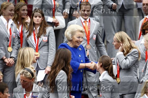Den Haag 27 augustus 2008
De Olympische medaille winnaars van Peking op het bordes bij Koningin Beatrix. Aanwezig oa Anky v Grunsven Maarten v d Weijden Inge Dekker Marianne Vos Naomi v As Fatima de Moreiro Melo, anky v Grunsven Deborah Gravenstijn...
Peter Smulders bv