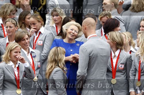 Den Haag 27 augustus 2008
De Olympische medaille winnaars van Peking op het bordes bij Koningin Beatrix. Aanwezig oa Anky v Grunsven Maarten v d Weijden Inge Dekker Marianne Vos Naomi v As Fatima de Moreiro Melo, anky v Grunsven Deborah Gravenstijn...
Peter Smulders bv