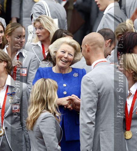 Den Haag 27 augustus 2008
De Olympische medaille winnaars van Peking op het bordes bij Koningin Beatrix. Aanwezig oa Anky v Grunsven Maarten v d Weijden Inge Dekker Marianne Vos Naomi v As Fatima de Moreiro Melo, anky v Grunsven Deborah Gravenstijn...
Peter Smulders bv