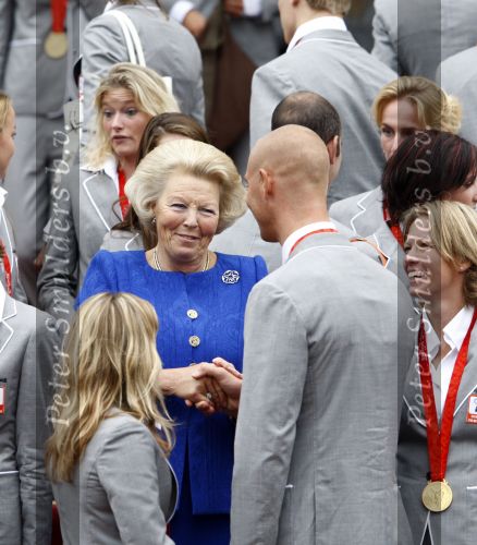 Den Haag 27 augustus 2008
De Olympische medaille winnaars van Peking op het bordes bij Koningin Beatrix. Aanwezig oa Anky v Grunsven Maarten v d Weijden Inge Dekker Marianne Vos Naomi v As Fatima de Moreiro Melo, anky v Grunsven Deborah Gravenstijn...
Peter Smulders bv