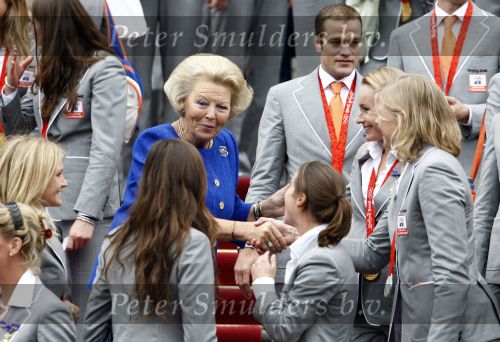 Den Haag 27 augustus 2008
De Olympische medaille winnaars van Peking op het bordes bij Koningin Beatrix. Aanwezig oa Anky v Grunsven Maarten v d Weijden Inge Dekker Marianne Vos Naomi v As Fatima de Moreiro Melo, anky v Grunsven Deborah Gravenstijn...
Peter Smulders bv