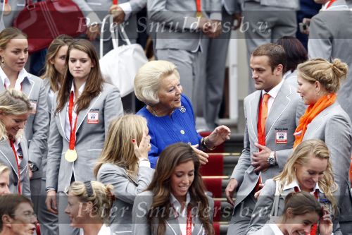 Den Haag 27 augustus 2008
De Olympische medaille winnaars van Peking op het bordes bij Koningin Beatrix. Aanwezig oa Anky v Grunsven Maarten v d Weijden Inge Dekker Marianne Vos Naomi v As Fatima de Moreiro Melo, anky v Grunsven Deborah Gravenstijn...
Peter Smulders bv