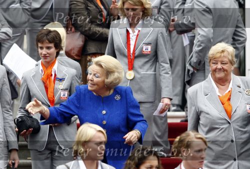 Den Haag 27 augustus 2008
De Olympische medaille winnaars van Peking op het bordes bij Koningin Beatrix. Aanwezig oa Anky v Grunsven Maarten v d Weijden Inge Dekker Marianne Vos Naomi v As Fatima de Moreiro Melo, anky v Grunsven Deborah Gravenstijn...
Peter Smulders bv