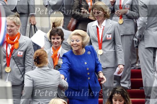 Den Haag 27 augustus 2008
De Olympische medaille winnaars van Peking op het bordes bij Koningin Beatrix. Aanwezig oa Anky v Grunsven Maarten v d Weijden Inge Dekker Marianne Vos Naomi v As Fatima de Moreiro Melo, anky v Grunsven Deborah Gravenstijn...
Peter Smulders bv