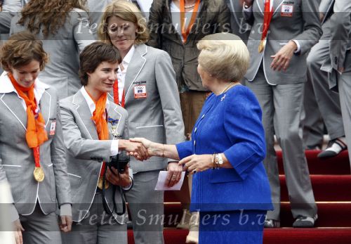 Den Haag 27 augustus 2008
De Olympische medaille winnaars van Peking op het bordes bij Koningin Beatrix. Aanwezig oa Anky v Grunsven Maarten v d Weijden Inge Dekker Marianne Vos Naomi v As Fatima de Moreiro Melo, anky v Grunsven Deborah Gravenstijn...
Peter Smulders bv