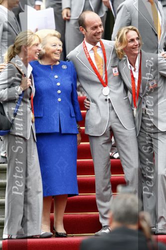 Den Haag 27 augustus 2008
De Olympische medaille winnaars van Peking op het bordes bij Koningin Beatrix. Aanwezig oa Anky v Grunsven Maarten v d Weijden Inge Dekker Marianne Vos Naomi v As Fatima de Moreiro Melo, anky v Grunsven Deborah Gravenstijn...
Peter Smulders bv
