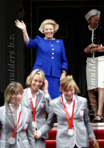 Den Haag 27 augustus 2008
De Olympische medaille winnaars van Peking op het bordes bij Koningin Beatrix. Aanwezig oa Anky v Grunsven Maarten v d Weijden Inge Dekker Marianne Vos Naomi v As Fatima de Moreiro Melo, anky v Grunsven Deborah Gravenstijn...
Peter Smulders bv