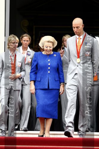 Den Haag 27 augustus 2008
De Olympische medaille winnaars van Peking op het bordes bij Koningin Beatrix. Aanwezig oa Anky v Grunsven Maarten v d Weijden Inge Dekker Marianne Vos Naomi v As Fatima de Moreiro Melo, anky v Grunsven Deborah Gravenstijn...
Peter Smulders bv