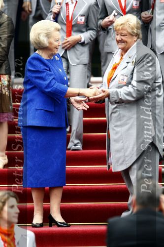 Den Haag 27 augustus 2008
De Olympische medaille winnaars van Peking op het bordes bij Koningin Beatrix. Aanwezig oa Anky v Grunsven Maarten v d Weijden Inge Dekker Marianne Vos Naomi v As Fatima de Moreiro Melo, anky v Grunsven Deborah Gravenstijn...Erica Terpstra
Peter Smulders bv