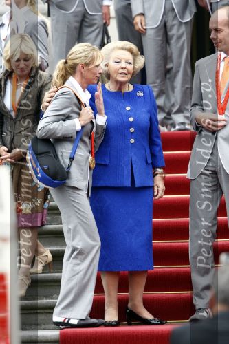 Den Haag 27 augustus 2008
De Olympische medaille winnaars van Peking op het bordes bij Koningin Beatrix. Aanwezig oa Anky v Grunsven Maarten v d Weijden Inge Dekker Marianne Vos Naomi v As Fatima de Moreiro Melo, anky v Grunsven Deborah Gravenstijn...
Peter Smulders bv