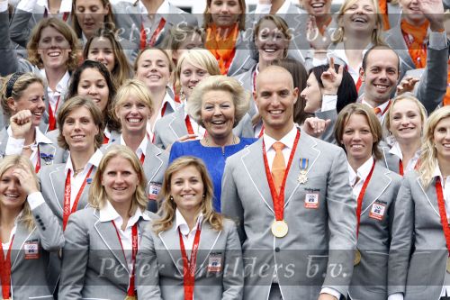 Den Haag 27 augustus 2008
De Olympische medaille winnaars van Peking op het bordes bij Koningin Beatrix. Aanwezig oa Anky v Grunsven Maarten v d Weijden Inge Dekker Marianne Vos Naomi v As Fatima de Moreiro Melo, anky v Grunsven Deborah Gravenstijn...
Peter Smulders bv