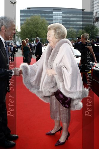 Utrecht 28 april 2009
Pieter v Vollenhoven viert zijn 70e verjaardag in het Beatrix theater in Utrecht. Koningin Beatrix
Peter Smulders bv