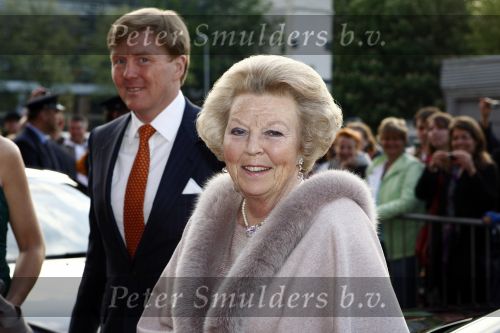Utrecht 28 april 2009
Pieter v Vollenhoven viert zijn 70e verjaardag in het Beatrix theater in Utrecht. Koningin Beatrix
Peter Smulders bv