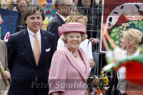 Makkum en Franeker30 april 2008
Koninginnedag 2008 met Koningin Beatrix Prins Willem Alexander Friso Constantijn Maurits Floris Pieter Christiaan Pieter v Vollenhoven en de prinsessen Maxima Laurentien Mabel Aimee Anita Margriet en Marilene. Ed Nijpels
Peter Smulders bv