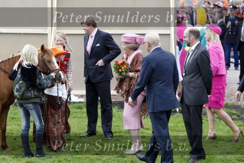 Makkum en Franeker30 april 2008
Koninginnedag 2008 met Koningin Beatrix Prins Willem Alexander Friso Constantijn Maurits Floris Pieter Christiaan Pieter v Vollenhoven en de prinsessen Maxima Laurentien Mabel Aimee Anita Margriet en Marilene.
Peter Smulders bv