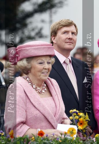 Makkum en Franeker30 april 2008
Koninginnedag 2008 met Koningin Beatrix Prins Willem Alexander Friso Constantijn Maurits Floris Pieter Christiaan Pieter v Vollenhoven en de prinsessen Maxima Laurentien Mabel Aimee Anita Margriet en Marilene.
Peter Smulders bv