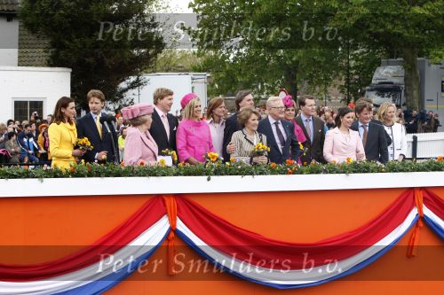 Makkum en Franeker30 april 2008
Koninginnedag 2008 met Koningin Beatrix Prins Willem Alexander Friso Constantijn Maurits Floris Pieter Christiaan Pieter v Vollenhoven en de prinsessen Maxima Laurentien Mabel Aimee Anita Margriet en Marilene. Ed Nijpels met zijn vrouw
Peter Smulders bv