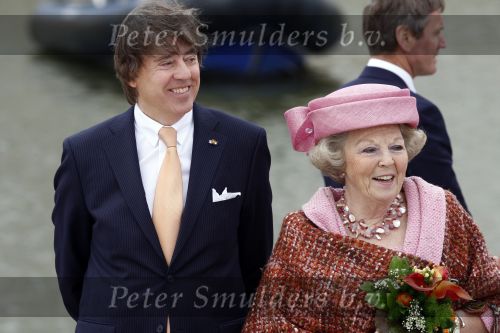 Makkum en Franeker30 april 2008
Koninginnedag 2008 met Koningin Beatrix Prins Willem Alexander Friso Constantijn Maurits Floris Pieter Christiaan Pieter v Vollenhoven en de prinsessen Maxima Laurentien Mabel Aimee Anita Margriet en Marilene. Ed Nijpels
Peter Smulders bv