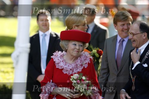 Apeldoorn 30 april 2009
Koninginnedag 2009 in apeldoorn met Koningin Beatrix Pieter v Vollenhoven Prinses Margriet Maxima Prins Willem Alexander Prins Constantijn Prinses Laurentien Prinses Mabel Prins Friso Prins Maurits Prinses Marilene Prins Pieter Christiaan Prinses Anita Prins Floris een zwangere Prinses Aimee en Prinses Annette. s middags probeerde een dwaas een aanslag te plegen op de koninklijke familie waarbij meerdere doden vielen.
Peter Smulders bv