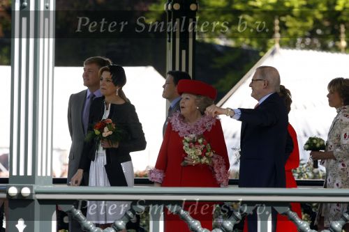 Apeldoorn 30 april 2009
Koninginnedag 2009 in apeldoorn met Koningin Beatrix Pieter v Vollenhoven Prinses Margriet Maxima Prins Willem Alexander Prins Constantijn Prinses Laurentien Prinses Mabel Prins Friso Prins Maurits Prinses Marilene Prins Pieter Christiaan Prinses Anita Prins Floris een zwangere Prinses Aimee en Prinses Annette. s middags probeerde een dwaas een aanslag te plegen op de koninklijke familie waarbij meerdere doden vielen.
Peter Smulders bv