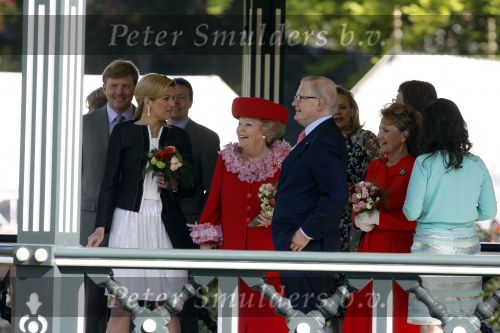 Apeldoorn 30 april 2009
Koninginnedag 2009 in apeldoorn met Koningin Beatrix Pieter v Vollenhoven Prinses Margriet Maxima Prins Willem Alexander Prins Constantijn Prinses Laurentien Prinses Mabel Prins Friso Prins Maurits Prinses Marilene Prins Pieter Christiaan Prinses Anita Prins Floris een zwangere Prinses Aimee en Prinses Annette. s middags probeerde een dwaas een aanslag te plegen op de koninklijke familie waarbij meerdere doden vielen.
Peter Smulders bv