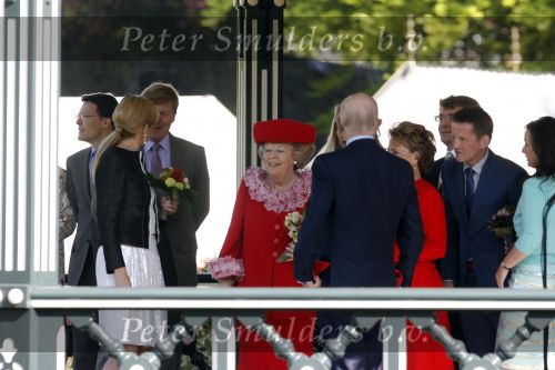 Apeldoorn 30 april 2009
Koninginnedag 2009 in apeldoorn met Koningin Beatrix Pieter v Vollenhoven Prinses Margriet Maxima Prins Willem Alexander Prins Constantijn Prinses Laurentien Prinses Mabel Prins Friso Prins Maurits Prinses Marilene Prins Pieter Christiaan Prinses Anita Prins Floris een zwangere Prinses Aimee en Prinses Annette. s middags probeerde een dwaas een aanslag te plegen op de koninklijke familie waarbij meerdere doden vielen.
Peter Smulders bv
