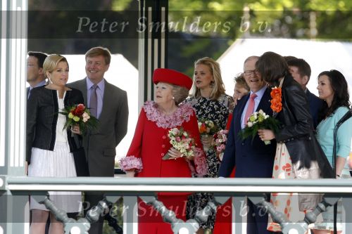 Apeldoorn 30 april 2009
Koninginnedag 2009 in apeldoorn met Koningin Beatrix Pieter v Vollenhoven Prinses Margriet Maxima Prins Willem Alexander Prins Constantijn Prinses Laurentien Prinses Mabel Prins Friso Prins Maurits Prinses Marilene Prins Pieter Christiaan Prinses Anita Prins Floris een zwangere Prinses Aimee en Prinses Annette. s middags probeerde een dwaas een aanslag te plegen op de koninklijke familie waarbij meerdere doden vielen.
Peter Smulders bv