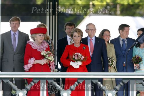 Apeldoorn 30 april 2009
Koninginnedag 2009 in apeldoorn met Koningin Beatrix Pieter v Vollenhoven Prinses Margriet Maxima Prins Willem Alexander Prins Constantijn Prinses Laurentien Prinses Mabel Prins Friso Prins Maurits Prinses Marilene Prins Pieter Christiaan Prinses Anita Prins Floris een zwangere Prinses Aimee en Prinses Annette. s middags probeerde een dwaas een aanslag te plegen op de koninklijke familie waarbij meerdere doden vielen.
Peter Smulders bv