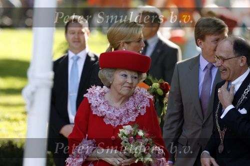 Apeldoorn 30 april 2009
Koninginnedag 2009 in apeldoorn met Koningin Beatrix Pieter v Vollenhoven Prinses Margriet Maxima Prins Willem Alexander Prins Constantijn Prinses Laurentien Prinses Mabel Prins Friso Prins Maurits Prinses Marilene Prins Pieter Christiaan Prinses Anita Prins Floris een zwangere Prinses Aimee en Prinses Annette. s middags probeerde een dwaas een aanslag te plegen op de koninklijke familie waarbij meerdere doden vielen.
Peter Smulders bv