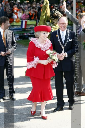Apeldoorn 30 april 2009
Koninginnedag 2009 in apeldoorn met Koningin Beatrix Pieter v Vollenhoven Prinses Margriet Maxima Prins Willem Alexander Prins Constantijn Prinses Laurentien Prinses Mabel Prins Friso Prins Maurits Prinses Marilene Prins Pieter Christiaan Prinses Anita Prins Floris een zwangere Prinses Aimee en Prinses Annette. s middags probeerde een dwaas een aanslag te plegen op de koninklijke familie waarbij meerdere doden vielen.
Peter Smulders bv