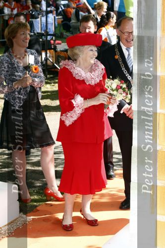 Apeldoorn 30 april 2009
Koninginnedag 2009 in apeldoorn met Koningin Beatrix Pieter v Vollenhoven Prinses Margriet Maxima Prins Willem Alexander Prins Constantijn Prinses Laurentien Prinses Mabel Prins Friso Prins Maurits Prinses Marilene Prins Pieter Christiaan Prinses Anita Prins Floris een zwangere Prinses Aimee en Prinses Annette. s middags probeerde een dwaas een aanslag te plegen op de koninklijke familie waarbij meerdere doden vielen.
Peter Smulders bv