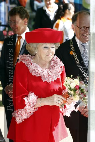 Apeldoorn 30 april 2009
Koninginnedag 2009 in apeldoorn met Koningin Beatrix Pieter v Vollenhoven Prinses Margriet Maxima Prins Willem Alexander Prins Constantijn Prinses Laurentien Prinses Mabel Prins Friso Prins Maurits Prinses Marilene Prins Pieter Christiaan Prinses Anita Prins Floris een zwangere Prinses Aimee en Prinses Annette. s middags probeerde een dwaas een aanslag te plegen op de koninklijke familie waarbij meerdere doden vielen.
Peter Smulders bv