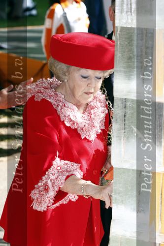 Apeldoorn 30 april 2009
Koninginnedag 2009 in apeldoorn met Koningin Beatrix Pieter v Vollenhoven Prinses Margriet Maxima Prins Willem Alexander Prins Constantijn Prinses Laurentien Prinses Mabel Prins Friso Prins Maurits Prinses Marilene Prins Pieter Christiaan Prinses Anita Prins Floris een zwangere Prinses Aimee en Prinses Annette. s middags probeerde een dwaas een aanslag te plegen op de koninklijke familie waarbij meerdere doden vielen.
Peter Smulders bv