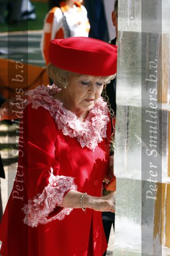 Apeldoorn 30 april 2009
Koninginnedag 2009 in apeldoorn met Koningin Beatrix Pieter v Vollenhoven Prinses Margriet Maxima Prins Willem Alexander Prins Constantijn Prinses Laurentien Prinses Mabel Prins Friso Prins Maurits Prinses Marilene Prins Pieter Christiaan Prinses Anita Prins Floris een zwangere Prinses Aimee en Prinses Annette. s middags probeerde een dwaas een aanslag te plegen op de koninklijke familie waarbij meerdere doden vielen.
Peter Smulders bv