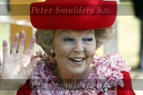 Apeldoorn 30 april 2009
Koninginnedag 2009 in apeldoorn met Koningin Beatrix Pieter v Vollenhoven Prinses Margriet Maxima Prins Willem Alexander Prins Constantijn Prinses Laurentien Prinses Mabel Prins Friso Prins Maurits Prinses Marilene Prins Pieter Christiaan Prinses Anita Prins Floris een zwangere Prinses Aimee en Prinses Annette. s middags probeerde een dwaas een aanslag te plegen op de koninklijke familie waarbij meerdere doden vielen.
Peter Smulders bv