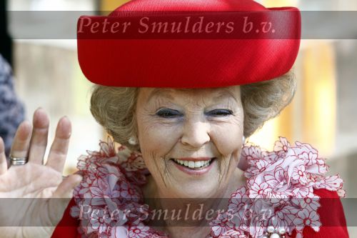 Apeldoorn 30 april 2009
Koninginnedag 2009 in apeldoorn met Koningin Beatrix Pieter v Vollenhoven Prinses Margriet Maxima Prins Willem Alexander Prins Constantijn Prinses Laurentien Prinses Mabel Prins Friso Prins Maurits Prinses Marilene Prins Pieter Christiaan Prinses Anita Prins Floris een zwangere Prinses Aimee en Prinses Annette. s middags probeerde een dwaas een aanslag te plegen op de koninklijke familie waarbij meerdere doden vielen.
Peter Smulders bv