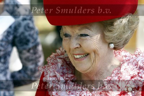Apeldoorn 30 april 2009
Koninginnedag 2009 in apeldoorn met Koningin Beatrix Pieter v Vollenhoven Prinses Margriet Maxima Prins Willem Alexander Prins Constantijn Prinses Laurentien Prinses Mabel Prins Friso Prins Maurits Prinses Marilene Prins Pieter Christiaan Prinses Anita Prins Floris een zwangere Prinses Aimee en Prinses Annette. s middags probeerde een dwaas een aanslag te plegen op de koninklijke familie waarbij meerdere doden vielen.
Peter Smulders bv
