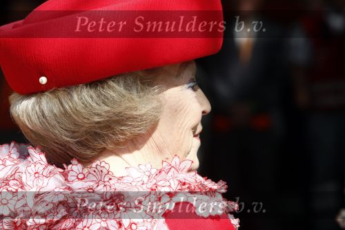 Apeldoorn 30 april 2009
Koninginnedag 2009 in apeldoorn met Koningin Beatrix Pieter v Vollenhoven Prinses Margriet Maxima Prins Willem Alexander Prins Constantijn Prinses Laurentien Prinses Mabel Prins Friso Prins Maurits Prinses Marilene Prins Pieter Christiaan Prinses Anita Prins Floris een zwangere Prinses Aimee en Prinses Annette. s middags probeerde een dwaas een aanslag te plegen op de koninklijke familie waarbij meerdere doden vielen.
Peter Smulders bv
