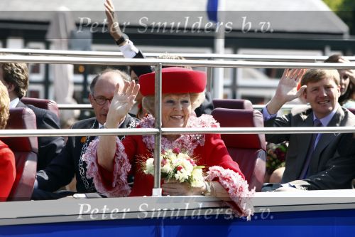 Apeldoorn 30 april 2009
Koninginnedag 2009 in apeldoorn met Koningin Beatrix Pieter v Vollenhoven Prinses Margriet Maxima Prins Willem Alexander Prins Constantijn Prinses Laurentien Prinses Mabel Prins Friso Prins Maurits Prinses Marilene Prins Pieter Christiaan Prinses Anita Prins Floris een zwangere Prinses Aimee en Prinses Annette. s middags probeerde een dwaas een aanslag te plegen op de koninklijke familie waarbij meerdere doden vielen.
Peter Smulders bv
