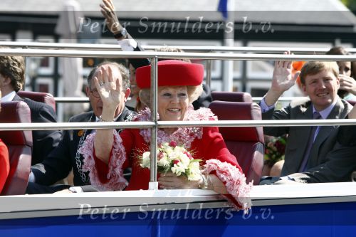 Apeldoorn 30 april 2009
Koninginnedag 2009 in apeldoorn met Koningin Beatrix Pieter v Vollenhoven Prinses Margriet Maxima Prins Willem Alexander Prins Constantijn Prinses Laurentien Prinses Mabel Prins Friso Prins Maurits Prinses Marilene Prins Pieter Christiaan Prinses Anita Prins Floris een zwangere Prinses Aimee en Prinses Annette. s middags probeerde een dwaas een aanslag te plegen op de koninklijke familie waarbij meerdere doden vielen.
Peter Smulders bv