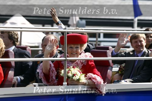 Apeldoorn 30 april 2009
Koninginnedag 2009 in apeldoorn met Koningin Beatrix Pieter v Vollenhoven Prinses Margriet Maxima Prins Willem Alexander Prins Constantijn Prinses Laurentien Prinses Mabel Prins Friso Prins Maurits Prinses Marilene Prins Pieter Christiaan Prinses Anita Prins Floris een zwangere Prinses Aimee en Prinses Annette. s middags probeerde een dwaas een aanslag te plegen op de koninklijke familie waarbij meerdere doden vielen.
Peter Smulders bv